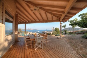 Outdoor dining - LYCIPONON VILLA for an unforgettable, relaxing, private, and secure vacation (Ανάβυσσος)