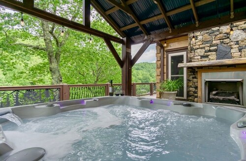 Bear Creek Cabin! Hot Tub+Fire Pit, Fireplace, Mtn Lodge, Private, WiFi, Grill!