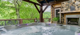Bear Creek Cabin! Hot Tub+Fire Pit, Fireplace, Mtn Lodge, Private, WiFi, Grill!