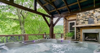 Bear Creek Cabin! Hot Tub+Fire Pit, Fireplace, Mtn Lodge, Private, WiFi, Grill!