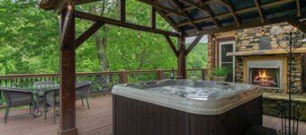 Mtn Lodge~Hot Tub+Fire Pit+Fireplace, WiFi!