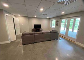 Living area - Mtn Lodge~Hot Tub+Fire Pit+Fireplace, WiFi! (Burnsville)