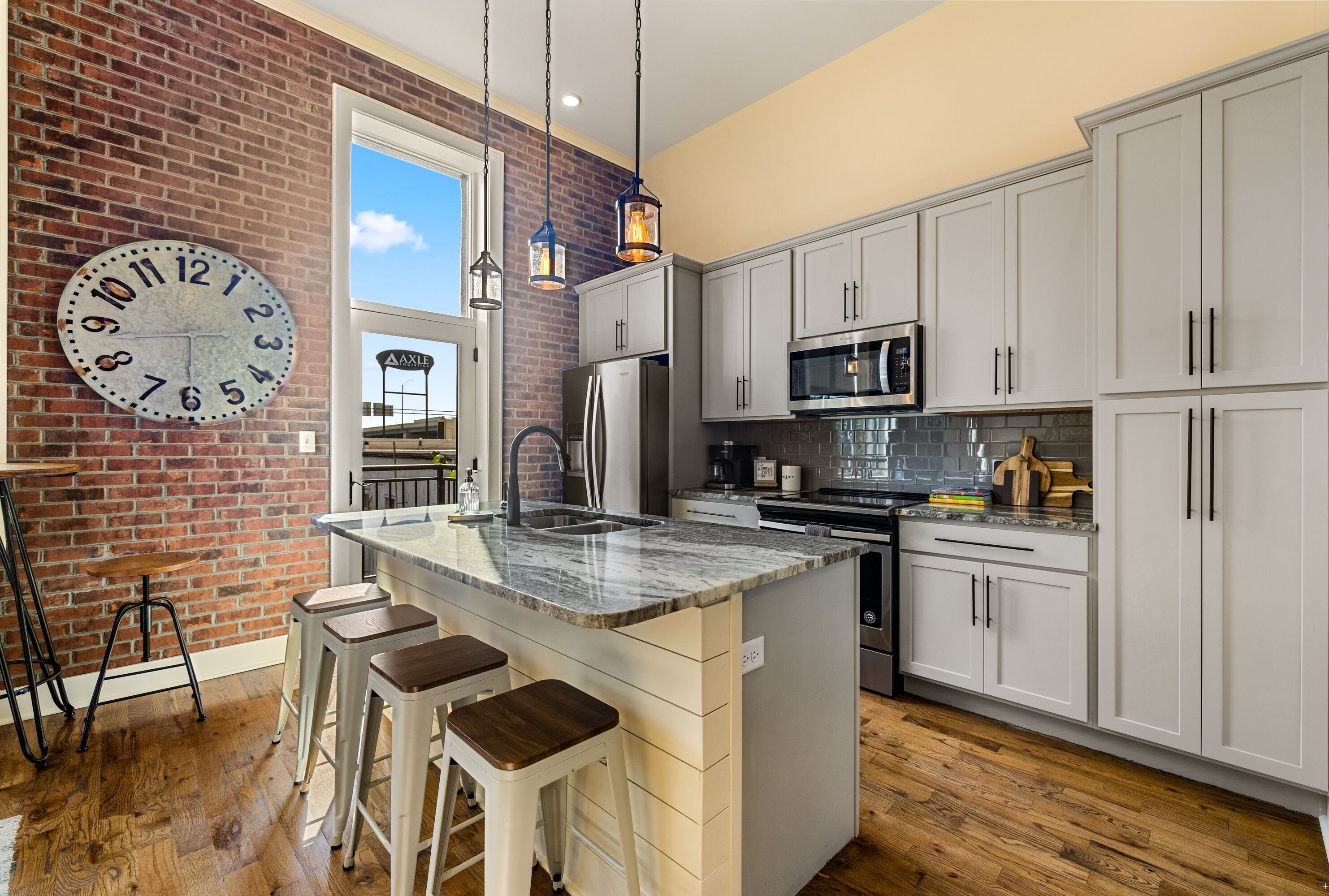Modern Loft, Small Dog Friendly, 2 Parking Passes, Sleeps 6