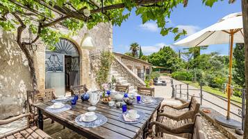 Family Villa, Multiple Bedrooms, Mountainside (Torre Del Melograno With Heated Pool) | Tempat makan luar
