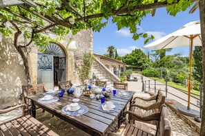 Outdoor dining - Torre Del Melograno With Heated Pool (Castiglione in Teverina)