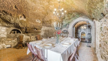 Family Villa, 4 Bedrooms, Fireplace, Mountainside (Torre Del Melograno With Heated Pool) | Dining