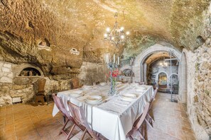 家庭別墅, 多間臥室, 山旁 (Torre Del Melograno With Heated Pool) | 用餐區