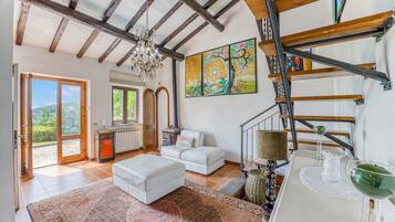 Family Villa, 4 Bedrooms, Fireplace, Mountainside (Torre Del Melograno With Heated Pool) | Interior