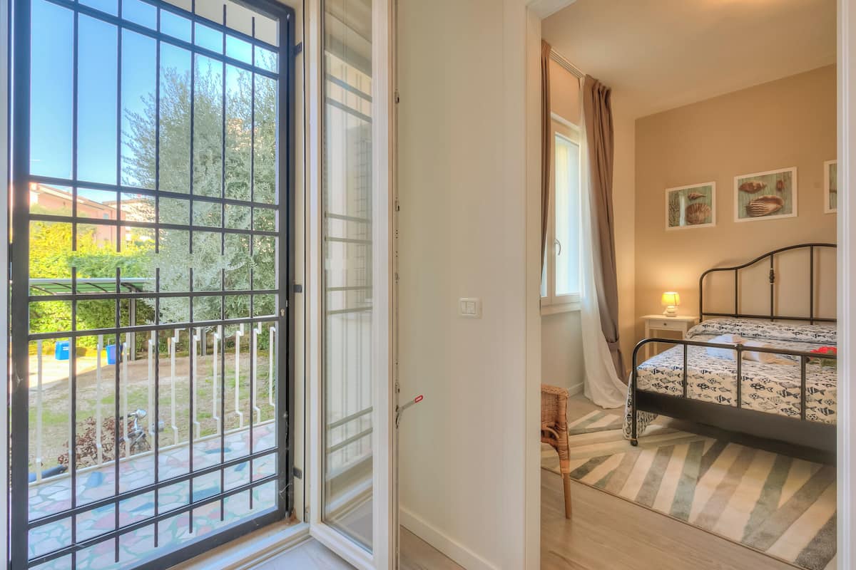 Familienapartment, Mehrere Schlafzimmer, am Strand (La Maison Fleurie Appartamento) | 3 Schlafzimmer, Bügeleisen/Bügelbrett, kostenloses WLAN, Bettwäsche