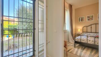 Apartemen Keluarga, beberapa kamar, tepi pantai (La Maison Fleurie Appartamento) | 3 kamar tidur, setrika/meja setrika, Wi-Fi gratis, dan seprai linen