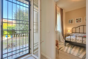 Familienapartment, Mehrere Schlafzimmer, am Strand (La Maison Fleurie Appartamento) | 3 Schlafzimmer, Bügeleisen/Bügelbrett, kostenloses WLAN, Bettwäsche