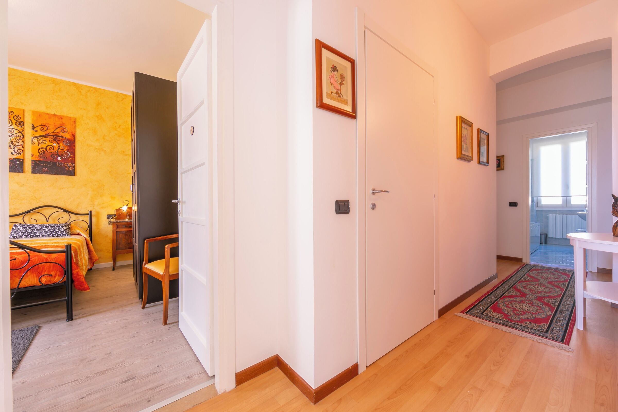 Familienapartment, Mehrere Schlafzimmer, 2 Bäder (La Maison Fleurie Appartamento Giglio) | 3 Schlafzimmer, Bügeleisen/Bügelbrett, kostenloses WLAN, Bettwäsche