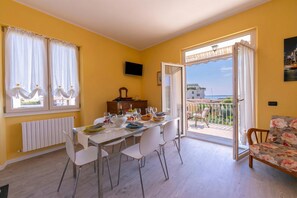 Family Apartment, Multiple Bedrooms, 2 Bathrooms (La Maison Fleurie Appartamento Giglio) | Dining - Maison Fleurie Apartments (Desenzano del Garda)