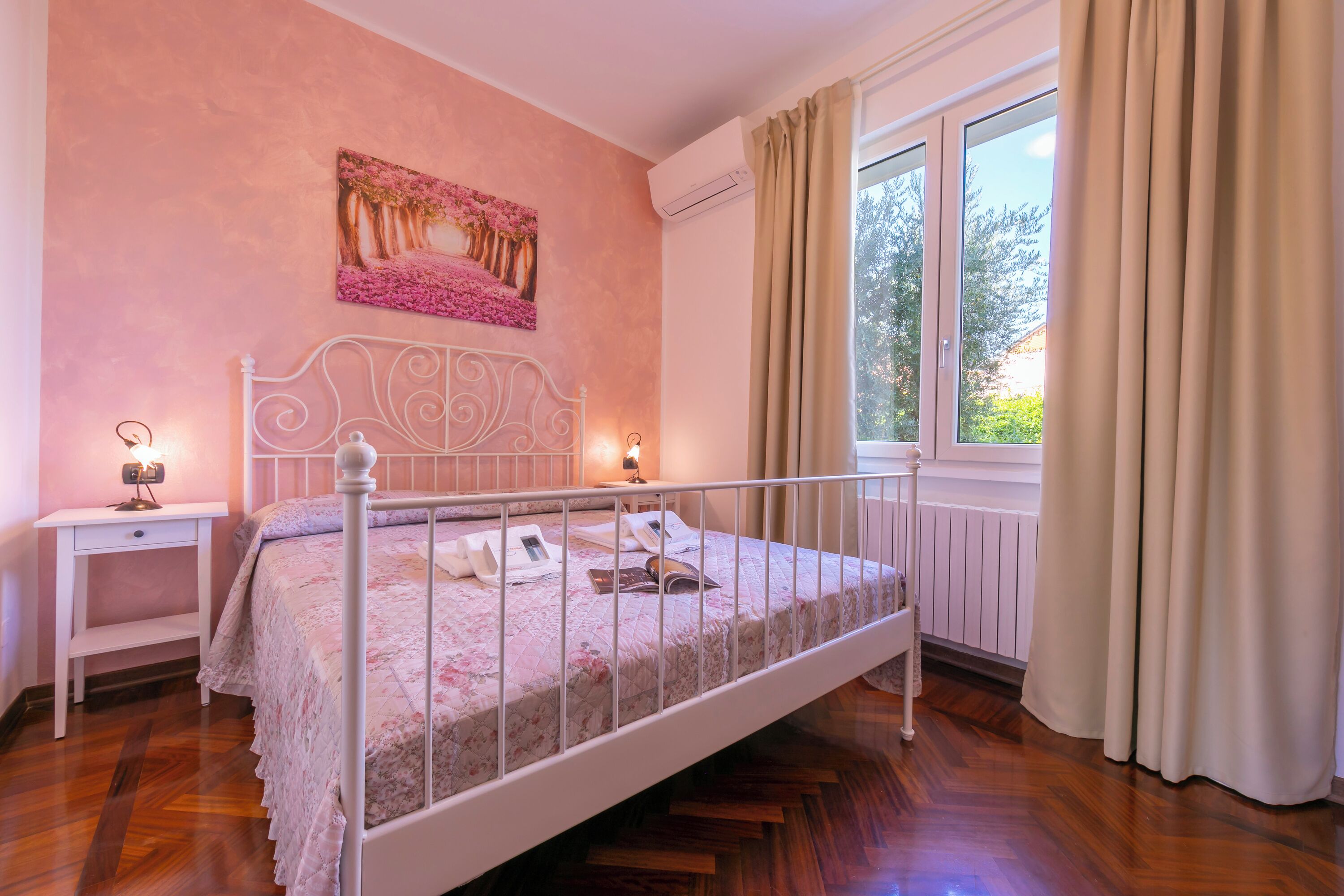 Familienapartment, Mehrere Schlafzimmer, am Strand (La Maison Fleurie Appartamento) | 3 Schlafzimmer, Bügeleisen/Bügelbrett, kostenloses WLAN, Bettwäsche