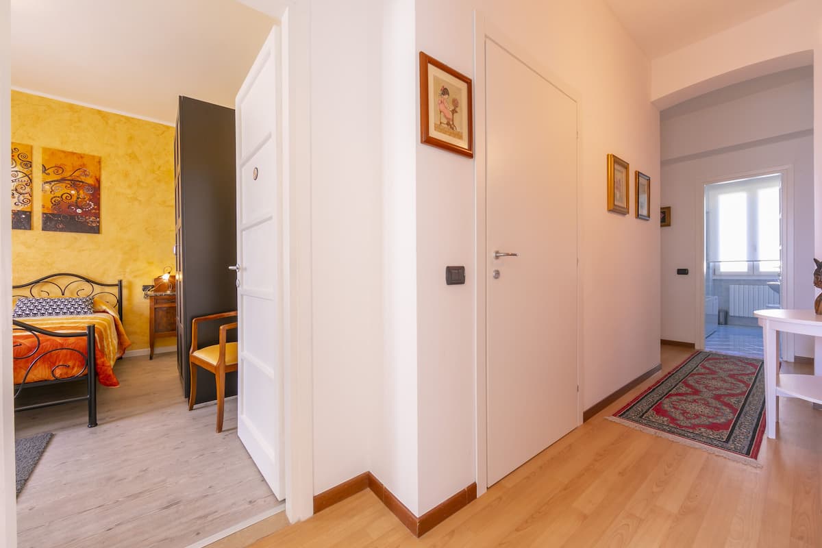 Familie appartement, 3 slaapkamers, 2 badkamers (La Maison Fleurie Appartamento Giglio) | 3 slaapkamers, een strijkplank/strijkijzer, gratis wifi, beddengoed