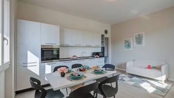 Familienapartment, Mehrere Schlafzimmer, am Strand (La Maison Fleurie Appartamento) | Esszimmer