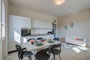 Appartement Familial, 2 chambres, four à micro-ondes (La Maison Fleurie Appartamento) | Salle à manger