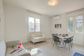 Appartamento familiare, camere multiple, lato spiaggia (La Maison Fleurie Appartamento) | Area soggiorno | TV a schermo piatto 21 pollici con canali via cavo, caminetto