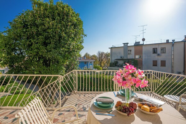 Family Apartment, Multiple Bedrooms, Beachside (La Maison Fleurie Appartamento) | Terrace/patio
