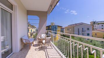 Family Apartment, 3 Bedrooms, 2 Bathrooms (La Maison Fleurie Appartamento Giglio) | Balcony