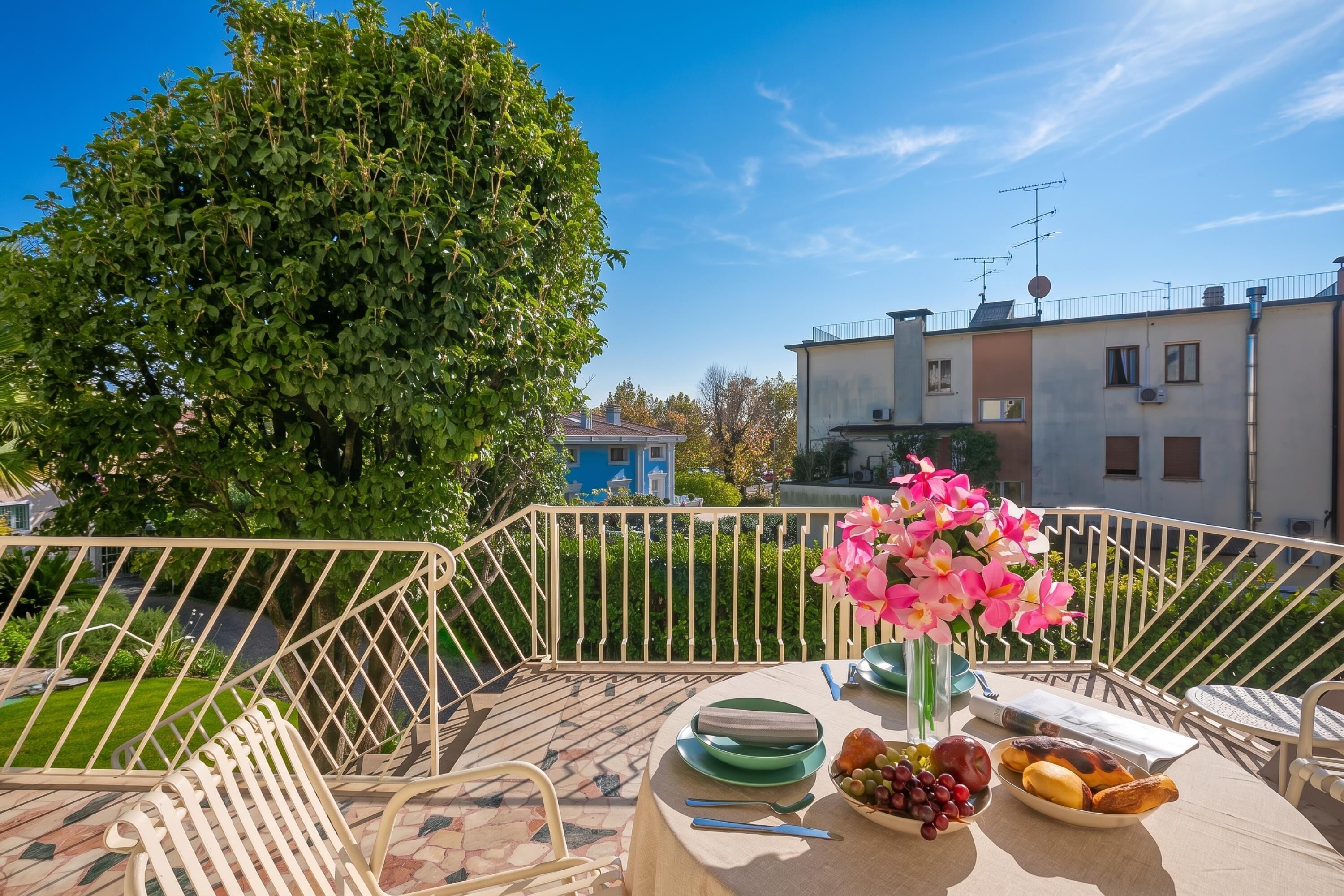 Family Apartment, 2 Bedrooms, Microwave, Beachside (La Maison Fleurie Appartamento) | Outdoor dining