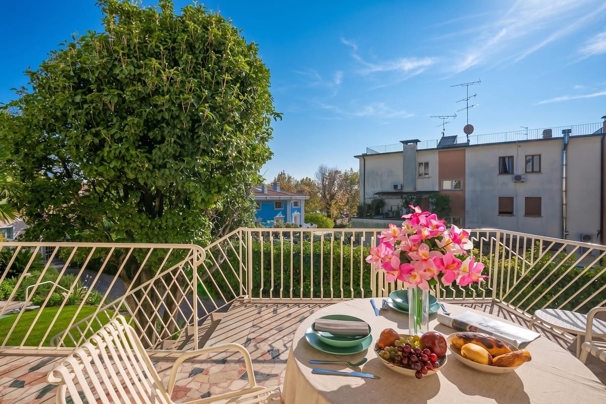 Family Apartment, 2 Bedrooms, Microwave, Beachside (La Maison Fleurie Appartamento) | Outdoor dining