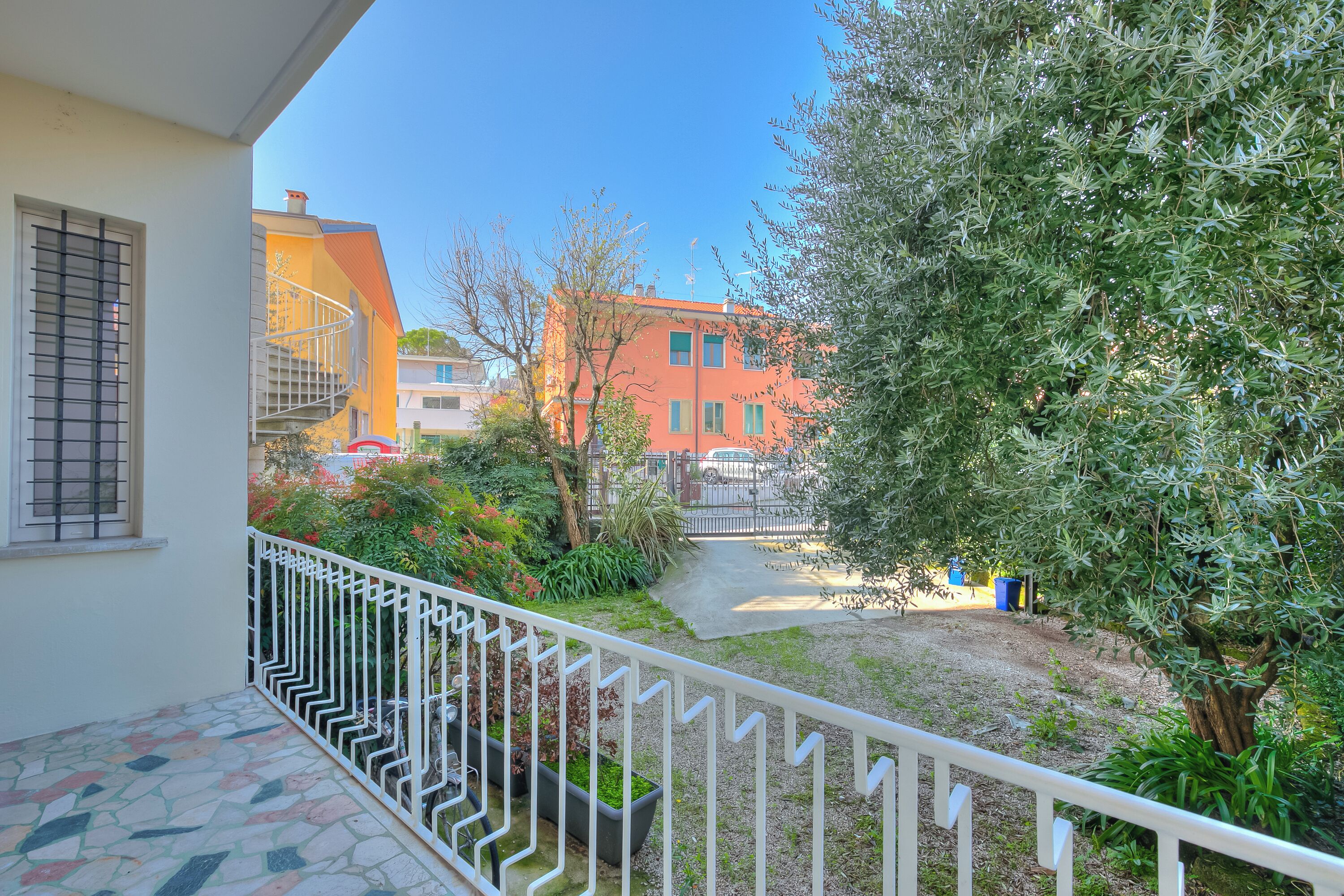 Appartement Familial, plusieurs chambres, en bord de plage (La Maison Fleurie Appartamento) | Balcon