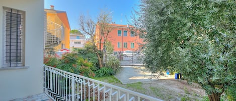 Appartement Familial, plusieurs chambres, en bord de plage (La Maison Fleurie Appartamento) | Balcon