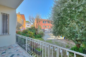 Family Apartment, Multiple Bedrooms, Beachside (La Maison Fleurie Appartamento) | Balcony
