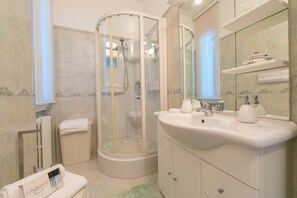 Appartamento familiare, camere multiple, lato spiaggia (La Maison Fleurie Appartamento) | Bagno | Combinazione doccia/vasca, asciugacapelli, asciugamani, sapone