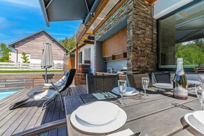 Villa estándar, varias habitaciones, 2 baños, junto a la montaña (Pool Villa Katja Kranjska Gora) | Restaurante al aire libre