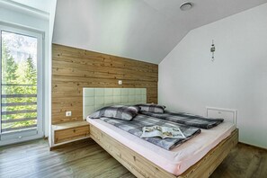 Villa estándar, varias habitaciones, 2 baños, junto a la montaña (Pool Villa Katja Kranjska Gora) | 3 habitaciones, wifi gratis y ropa de cama 