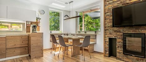 Villa estándar, varias habitaciones, 2 baños, junto a la montaña (Pool Villa Katja Kranjska Gora) | Restaurantes