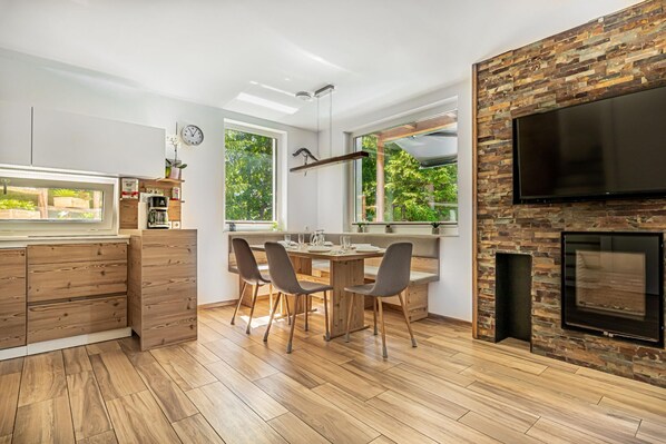 Villa estándar, varias habitaciones, 2 baños, junto a la montaña (Pool Villa Katja Kranjska Gora) | Restaurantes