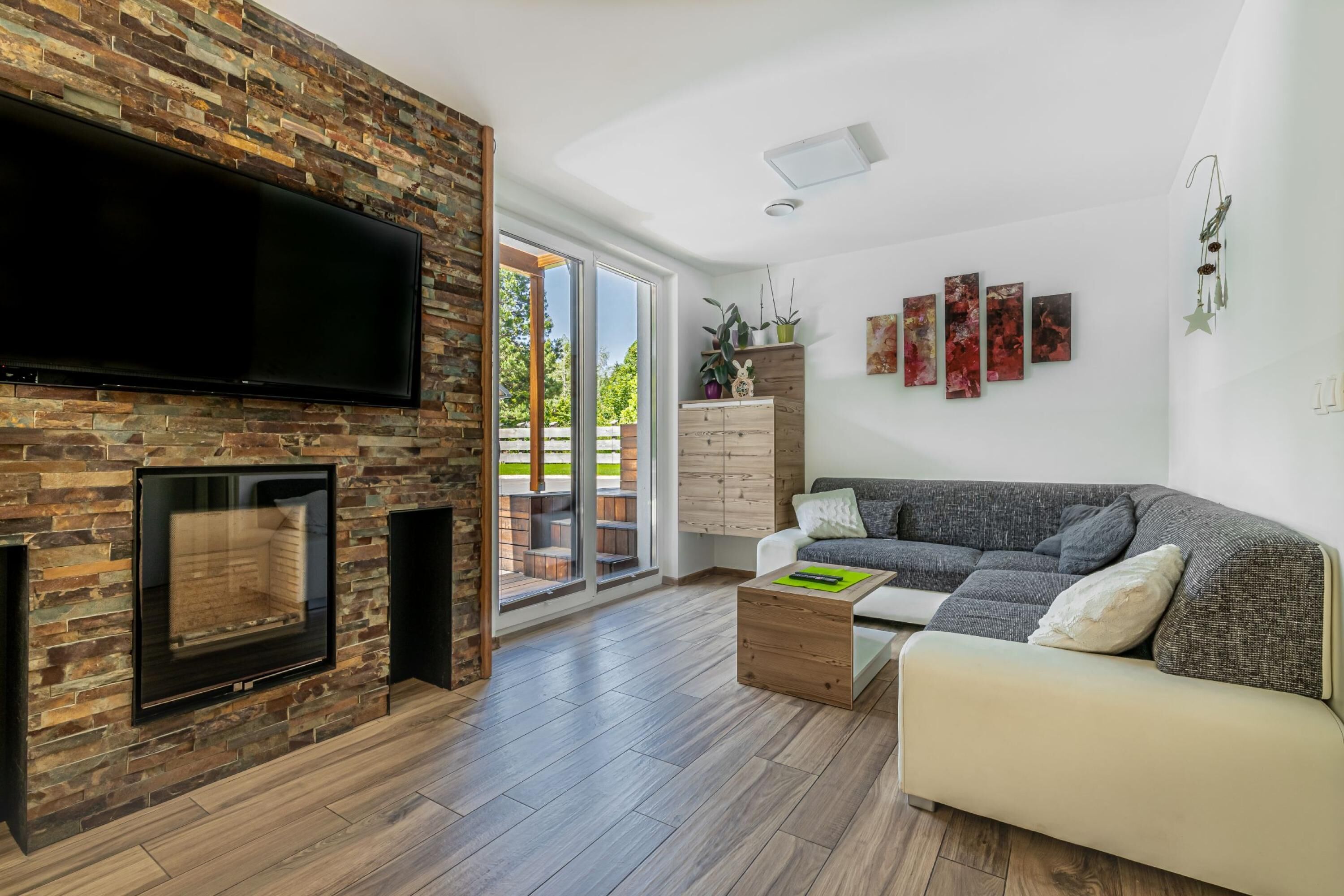 Televisi layar datar 21-inci dengan saluran TV digital dan perapian