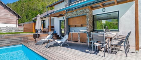 Standard-Villa, Mehrere Schlafzimmer, 2 Bäder, Bergseite (Pool Villa Katja Kranjska Gora) | Speisen im Freien