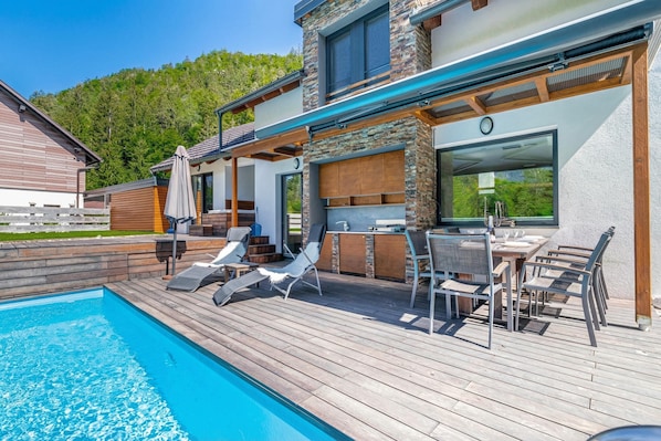 Villa estándar, varias habitaciones, 2 baños, junto a la montaña (Pool Villa Katja Kranjska Gora) | Restaurante al aire libre
