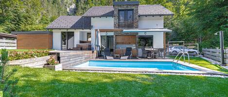 Alberca al aire libre por temporada y alberca climatizada