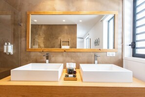 Douche, séchoir à cheveux, serviettes fournies, savon