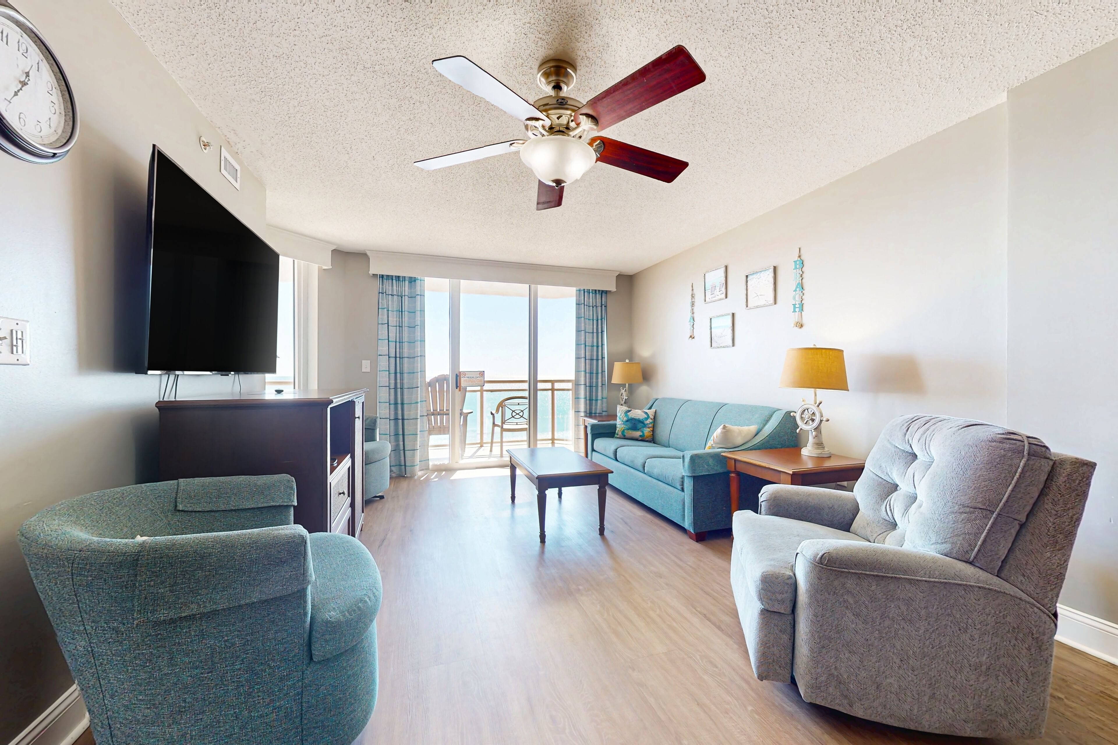 Tv, dvd-spelare och ett filmbibliotek