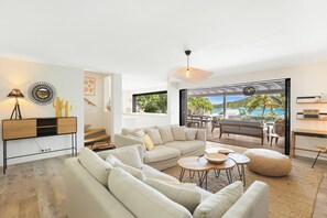 Smart TV, books, stereo