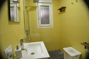 Dusche, Haartrockner, Handtücher, Toilettenpapier
