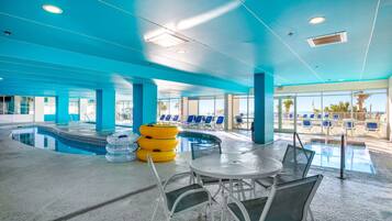 Innendørsbasseng og et oppvarmet basseng