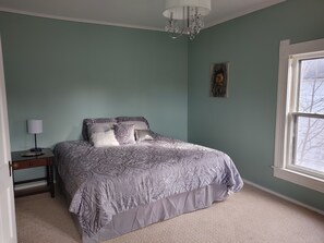 2 soverom, skrivebord, strykejern/-brett og wi-fi (inkludert)