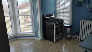 Una cocina con estufa, horno y radiador.