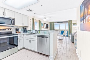 Jääkaappi, mikroaaltouuni, uuni, liesi