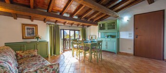 Liano Violetta -view Lake & Parking