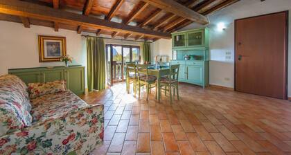 Liano Violetta -view Lake & Parking