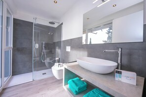 Standard Apartment, Multiple Bedrooms, 2 Bathrooms, Mountainside (Rustichel fantastic Lake View) | Bathroom | Shower, bidet, towels, soap - Rustichel Fantastic Lake View (Toscolano Maderno)