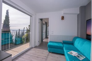 Appartement Standard, plusieurs chambres, 2 salles de bains (Rustichel fantastic Lake View) | Coin séjour | Télévision à écran plat de 21 pouces avec chaînes par câble, télévision